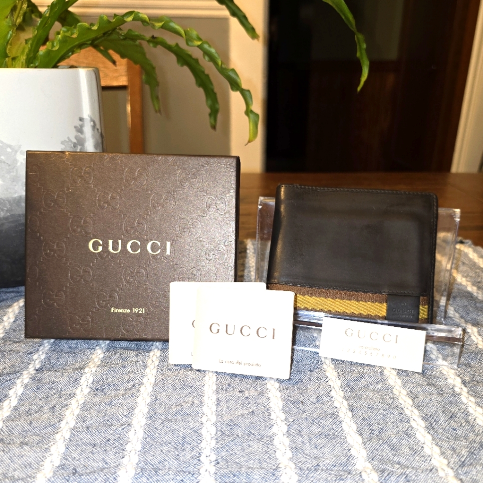 Gucci Unisex Brown Leather Authentic Vintage Bifold Wallet